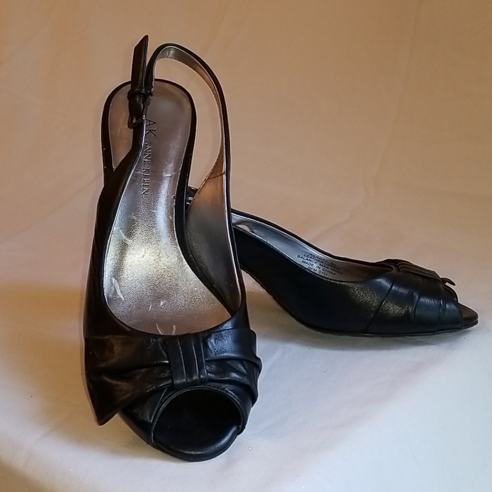 Anne Klein Black Leather Kitten Heel Size 7 NWOB